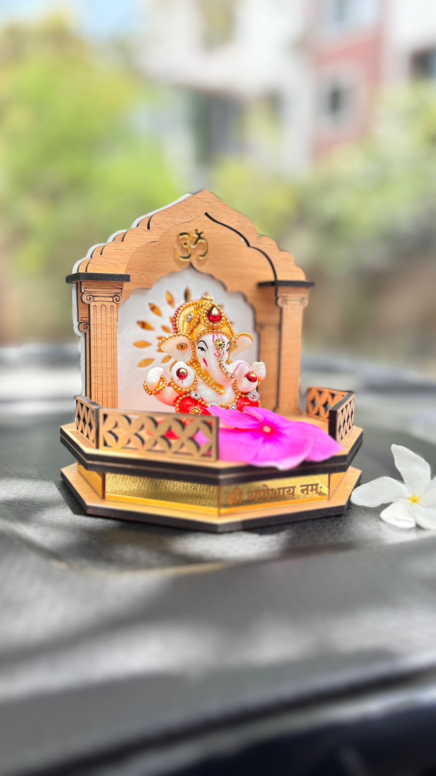 Small Ganesha car dash temple decorated with flowers — Aryaveil India